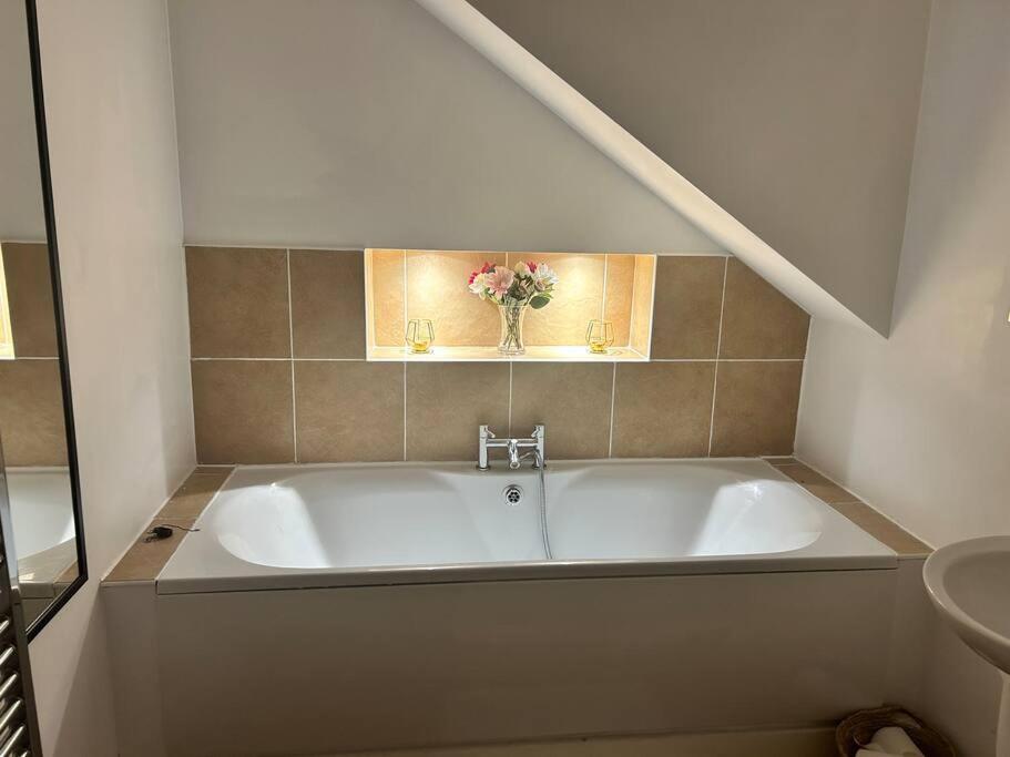 Peaceful 2-Bedroom Haven Peterborough Zewnętrze zdjęcie