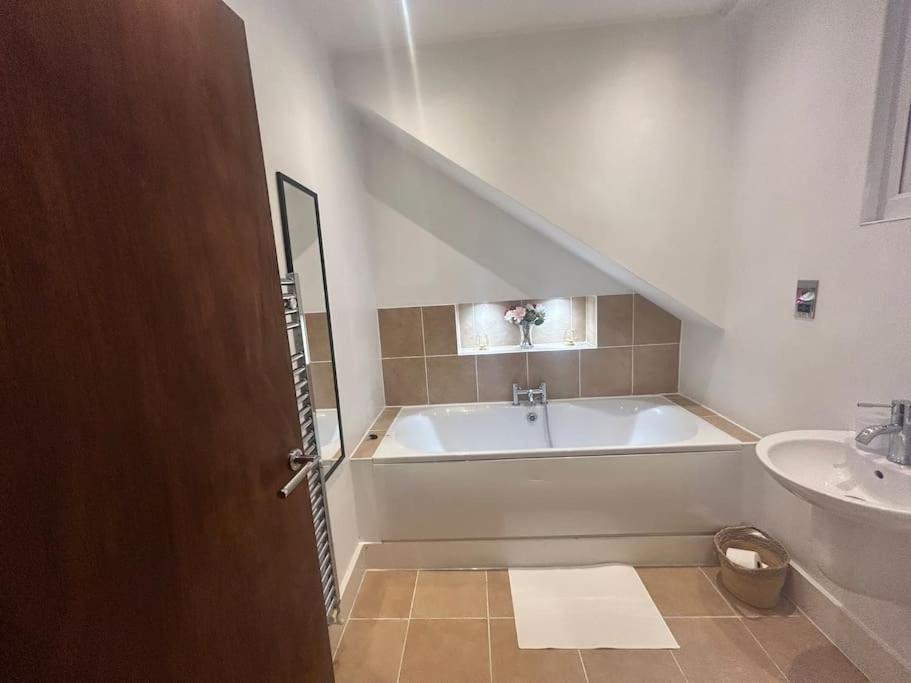 Peaceful 2-Bedroom Haven Peterborough Zewnętrze zdjęcie